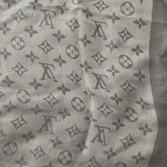 Louis Vuitton monogram shawl (scarf) - Picture 8 of 8